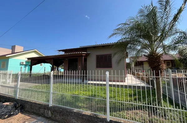 AMPLA CASA COM PÁTIO FRONTAL E ESPAÇO GOURMET PARA RECEBER OS FAMILIARES E AMIGOS