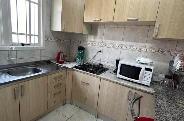 CASA BEM LOCALIZADA, COM 66m² E PÁTIOS NA FRENTE E FUNDOS