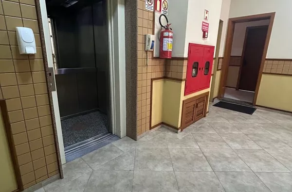 AMPLOS CÔMODOS, ELEVADOR E EXCELENTE COMODIDADE