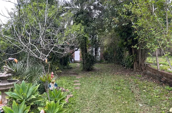 CASA DE TIJOLOS A VISTA COM DE 58m² E TERRENO DE 847m²