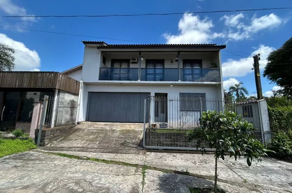 CASA DE 2 PISOS, COM PISCINA E EM EXCELENTE LOCALIZAÇÃO. 