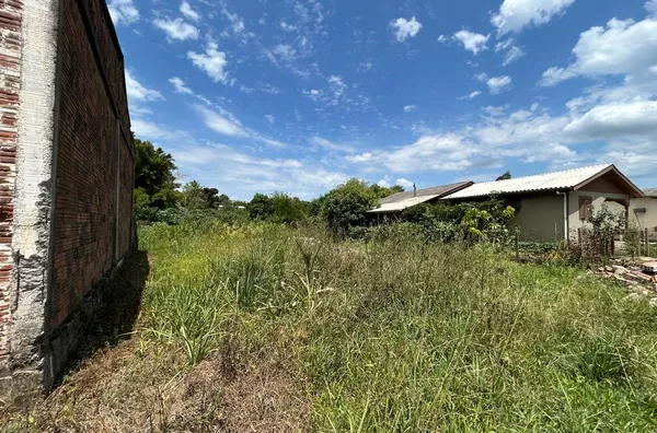 TERRENO DE 611m² PARA VOCÊ QUE QUER UMA FUTURA CASA COM BELO PÁTIO