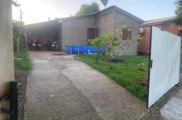 CASA DE ALVENARIA COM 2 DORMITÓRIOS E PÁTIOS FRENTE E FUNDOS