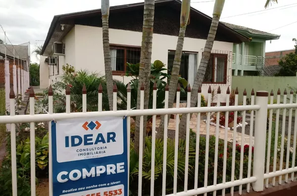 CASA COM VÁRIOS CÔMODOS E AMPLO PÁTIO