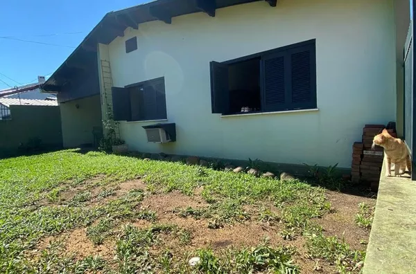 AMPLA CASA, COM EXCELENTE LOCALIZAÇÃO E COM PÁTIO NOS FUNDOS