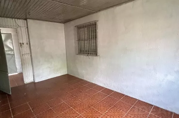 CASA COM QUIOSQUE/GARAGEM  PRÓXIMO DO COMÉRCIO DA SANTA TECLA