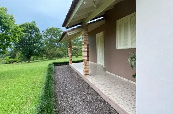 ÁREA DE LAZER E AMPLA CASA, COM ÁREA DE PLANTIO E AÇUDE