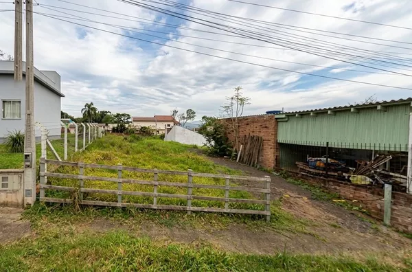 TERRENO AMPLO COM RUA ASFALTADA E ÓTIMA LOCALIZAÇÃO