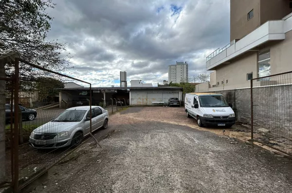 TERRENO COM 33m DE FRENTE BEM NO CENTRO DA CIDADE