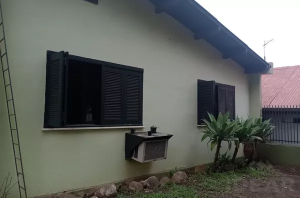 AMPLA CASA, COM EXCELENTE LOCALIZAÇÃO E COM PÁTIO NOS FUNDOS