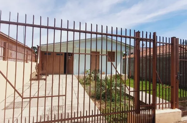 CASA MISTA COM TERRENO FECHADO E PÁTIO AMPLO NA FRENTE 