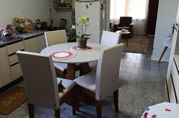 CASA EM EXCELENTE LOCALIZAÇÃO E ESTRUTURA PARA DUAS FAMÍLIAS