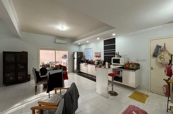 CASA DE 2 PISOS COM TERRAÇO/VARANDA PARA O DESFRUTE DA FAMÍLIA