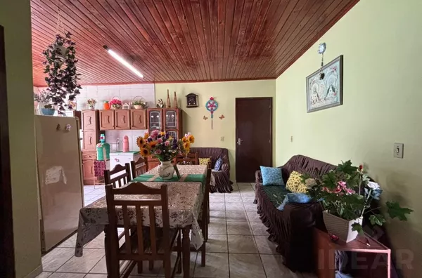 DUAS CASAS, PÁTIO NOS FUNDOS E LOCAL BEM TRANQUILO