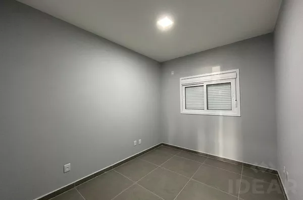 GEMINADO DE 2 DORMITÓRIOS, PÁTIO FRENTE e 7,70m² DE FUNDOS - Foto 5