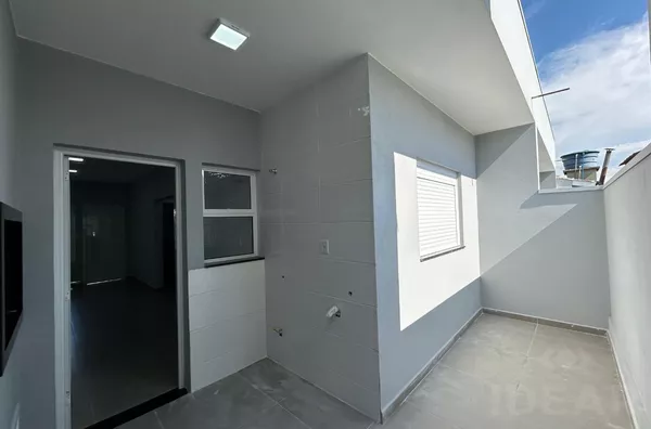 GEMINADO DE 2 DORMITÓRIOS, PÁTIO FRENTE e 7,70m² DE FUNDOS - Foto 9