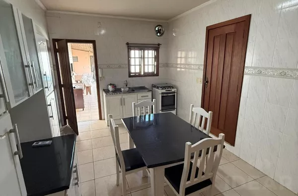 CASA COM PISCINA E ÓTIMA LOCALIZAÇÃO