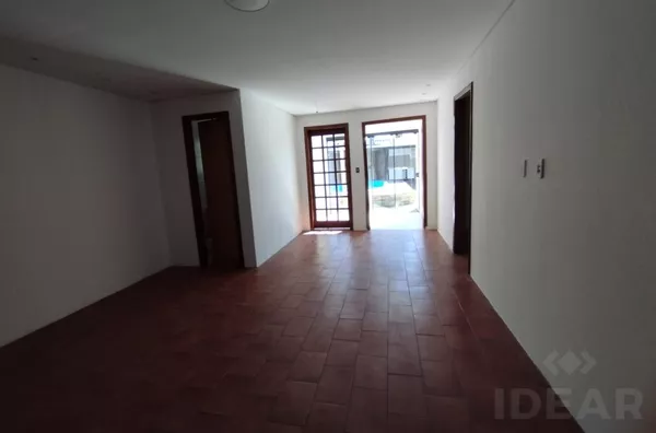 CASA DE 2 PISOS, COM PISCINA E EM EXCELENTE LOCALIZAÇÃO