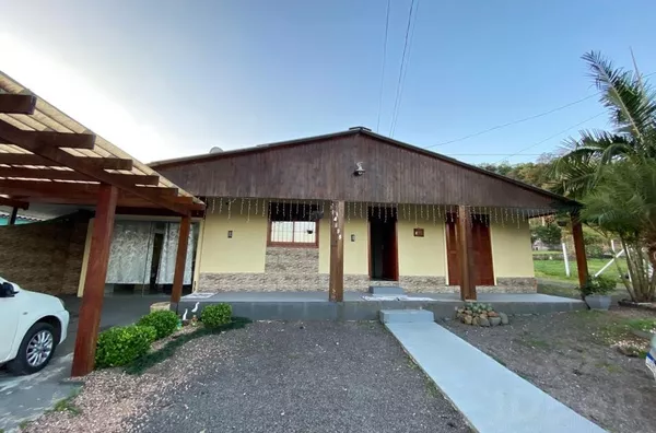 DUAS CASAS, UMA RÚSTICA EM MADEIRA E A OUTRA DE ALVENARIA COM PÁTIO E PISCINA
