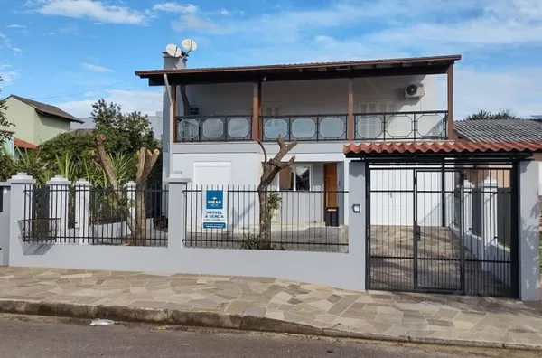 LINDA CASA DE DOIS PISOS, COM AMPLOS CÔMODOS, DUAS COZINHAS E UM MARAVILHOSO PÁTIO