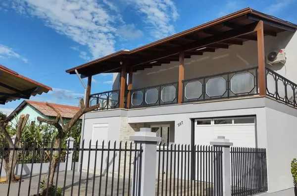 LINDA CASA DE DOIS PISOS, COM AMPLOS CÔMODOS, DUAS COZINHAS E UM MARAVILHOSO PÁTIO