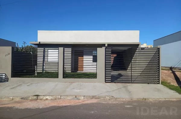 LINDA CASA DE 108m², COM PÁTIOS NA FRENTE E FUNDOS