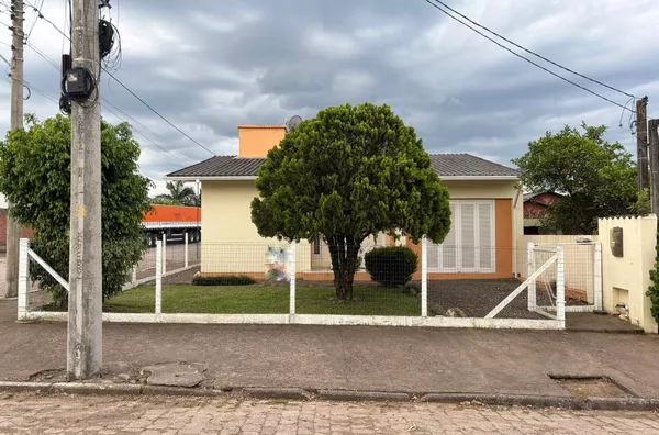 CASA EM EXCELENTES CONDIÇÕES, 3 DORMITÓRIOS E ÓTIMO PÁTIO