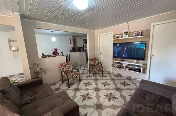 AMPLA CASA EM EXCELENTE LOCALIZAÇÃO COM PÁTIO NA FRENTE E FUNDOS