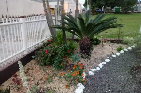 CASA COM VÁRIOS CÔMODOS E AMPLO PÁTIO