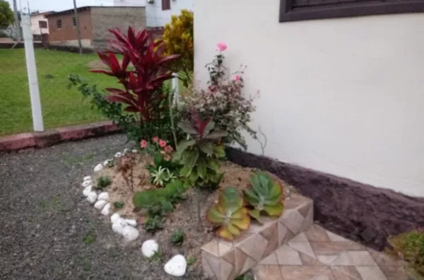 CASA COM VÁRIOS CÔMODOS E AMPLO PÁTIO