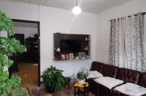 CASA COM VÁRIOS CÔMODOS E AMPLO PÁTIO