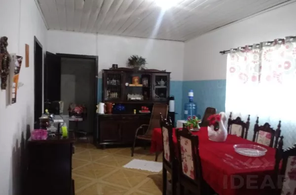 CASA COM VÁRIOS CÔMODOS E AMPLO PÁTIO