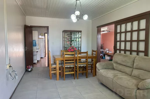 CASA BEM LOCALIZADA, COM PISCINA E AMPLOS CÔMODOS