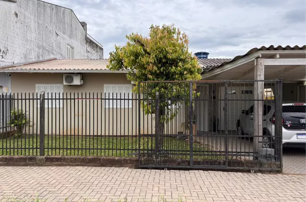 CASA DE 3 DORMITÓRIOS E AMPLO PÁTIO PARA FUTURA PISCINA