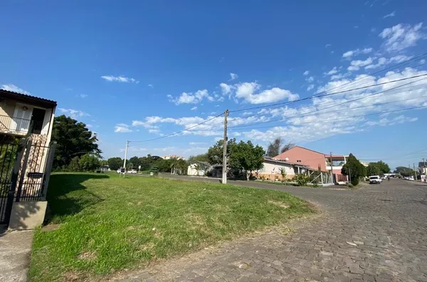 TERRENO DE ESQUINA COM 48m DE FRENTE E MUITO ESPAÇO PARA SEU PROJETO