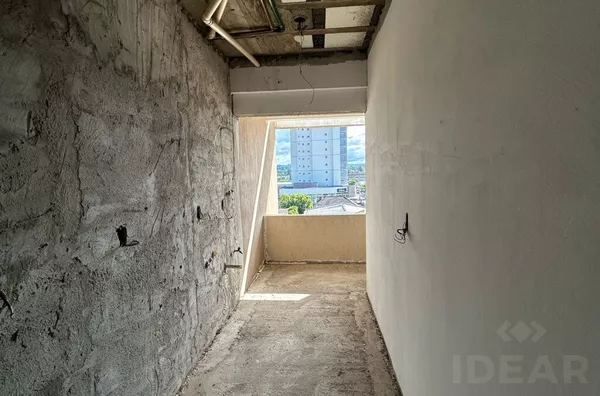 AMBIENTES AMPLOS, MUITO BEM LOCALIZADO E LINDA VISÃO DA CIDADE - Foto 5