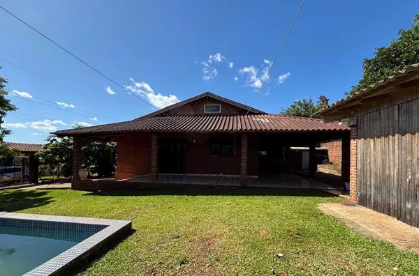 CASA COM PISCINA, QUIOSQUE E TRANQUILIDADE. ACABA DE ACHAR!