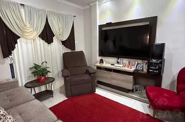 CASA DE 3 DORMITÓRIOS, SENDO 1 SUÍTE E COM QUIOSQUE / PISCINA