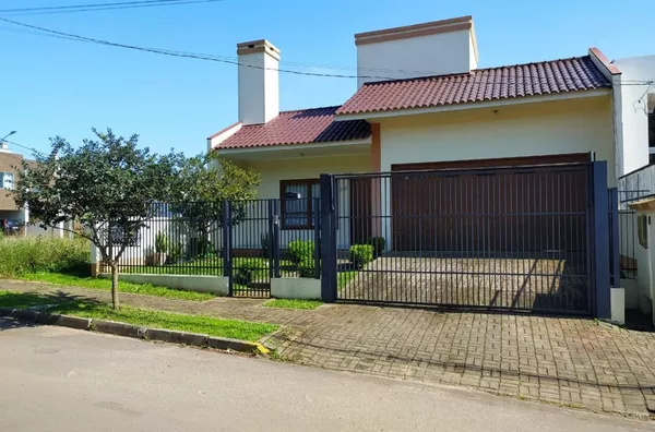 Casa  totalmente planejada, ecologicamente correta, pé  direito mais alto, energia fotovoltaica, descargas dos banheiros abastecidas por cisterna, possui escritório, 3 quartos um sendo suíte, garagem para duas caminhonetes, 197m2,.
