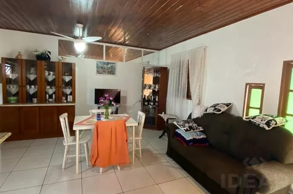 LINDA CASA COM QUIOSQUE E ESPAÇO PARA INSTALAR A PISCINA DE SEUS SONHOS