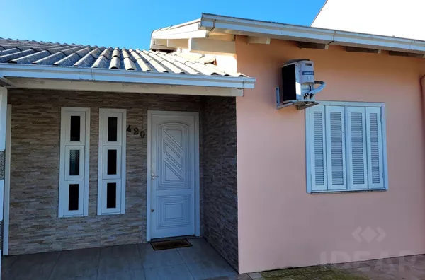 CASA BEM LOCALIZADA COM AMPLOS CÔMODOS E MUITO PÁTIO