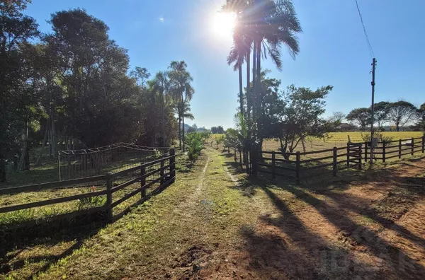 CHÁCARA DE 10.000m² COM CASA ESTILO RÚSTICO E MUITO CONFORTO