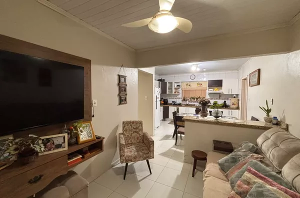 CASA DE 3 DORMITÓRIOS E AMPLO PÁTIO PARA FUTURA PISCINA