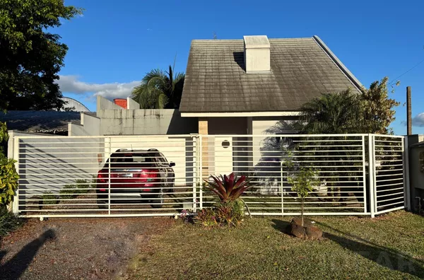 CASA DE 2 PISOS COM TERRAÇO/VARANDA PARA O DESFRUTE DA FAMÍLIA