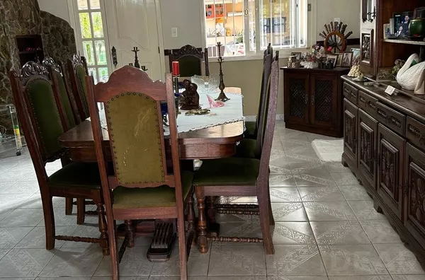 CASA DE TRÊS DORMITÓRIOS, COM MUITO PÁTIO E  BEM LOCALIZADO