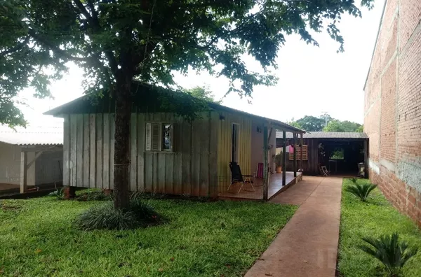 DUAS CASAS INDEPENDENTES, EM TERRENO TODO CERCADO