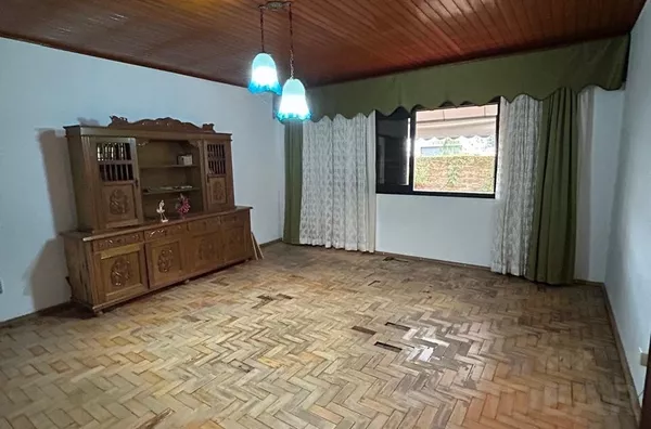 AMPLA CASA DE 4 DORMITÓRIOS E VAGA PARA VÁRIOS VEÍCULOS