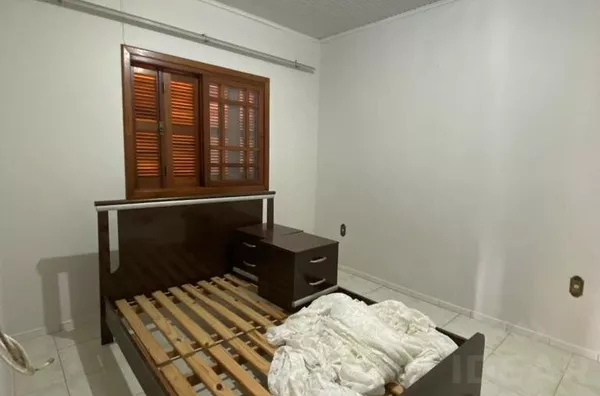 AMPLA CASA, COM BELO PÁTIO E MUITAS ÁRVORES FRUTÍFERAS E ESPAÇO PARA CANIL