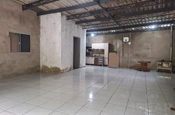 CASA COM 3 DORMITÓRIOS E PÁTIO FRONTAL. VENHA CONHECER!