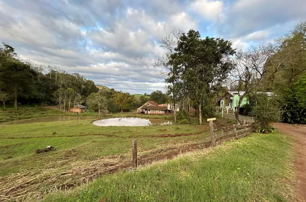 CHÁCARA TOTALMENTE VOLTADA PARA O LAZER E REUNIÃO DE MORADORES